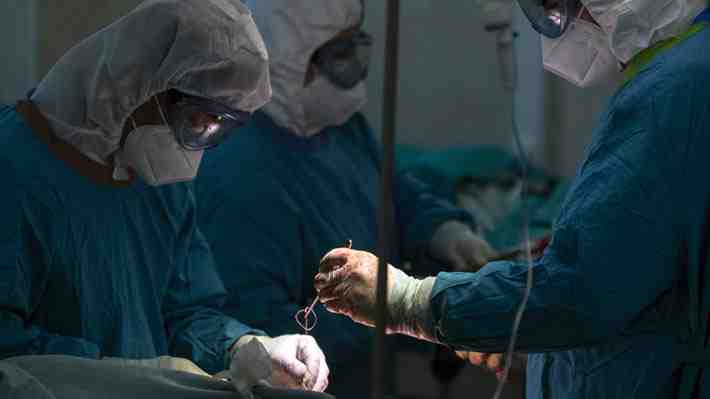 Fuerte aumento de las vasectomías en Chile: Crece interés de jóvenes sin hijos por esa cirugía