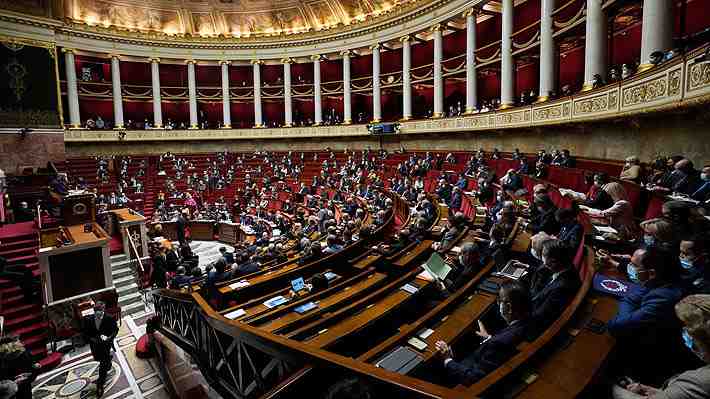 Duro golpe para Macron: Oposición francesa suspende debate en el Parlamento sobre ley que busca cambiar el pase sanitario
