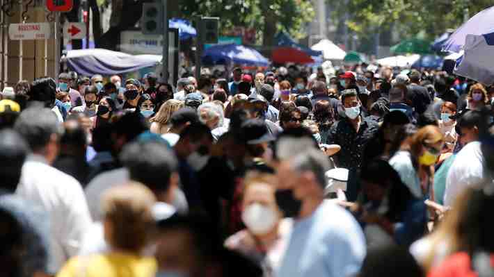 ¿Inició Ómicron una tercera ola?: Expertos analizan la "dicotomía" entre el alza de contagios y menos hospitalizados