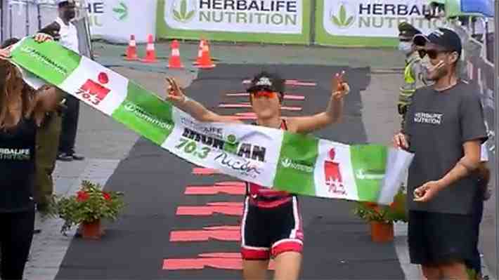 Bárbara Riveros es segunda en el Ironman de Pucón en medio del debate por competir sin vacuna
