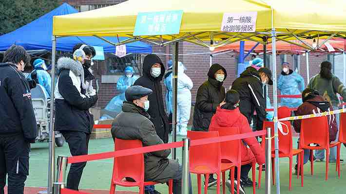 China detecta más casos de variante Ómicron mientras varias ciudades endurecen restricciones