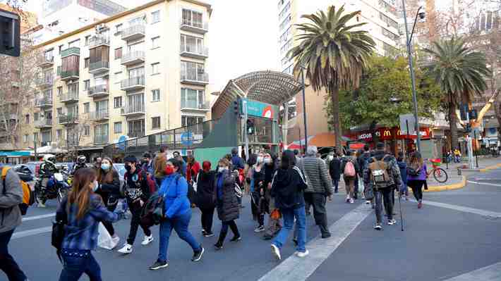 Informe de la Universidad de Chile: "Si las alzas continúan podríamos llegar a los 15.500 casos diarios de covid-19"