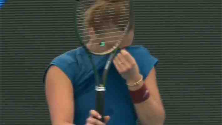 Video: Tenista 2 del mundo colapsa y rompe en llanto tras cometer 21 doble faltas