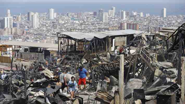 Gobierno estima que hay al menos 250 viviendas dañadas y más de 600 damnificados tras incendio en Iquique
