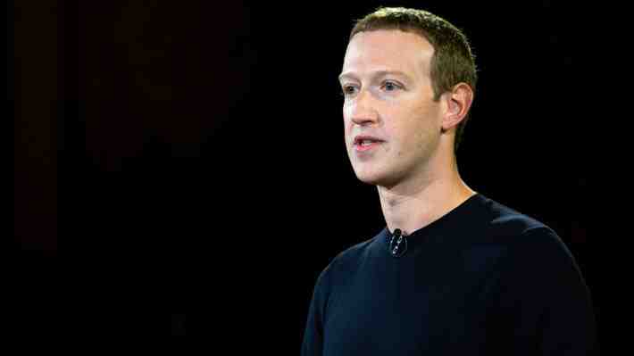 Hombre demanda a Mark Zuckerberg por suspender su red social durante un mes: Pide $300 mil dólares