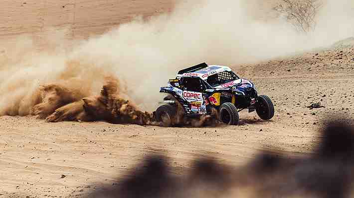 "Chaleco" López agiganta su leyenda en el Dakar: Conquista su tercer título arrasando en los vehículos ligeros