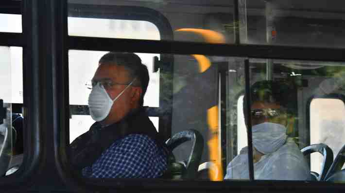 "Por un tiempo prolongado" y "más allá de lo obligatorio": Expertos proyectan continuidad del uso de mascarilla