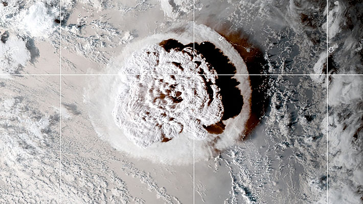 TONGA: El archipiélago que encendió las alarmas en Chile tras sufrir un tsunami por una erupción