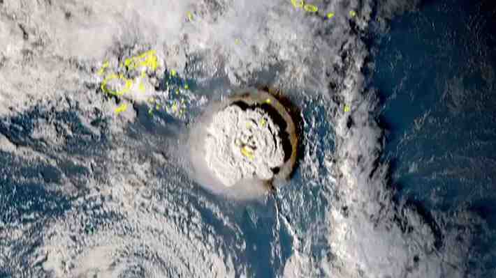 Tsunami por erupción en Tonga también llega a Japón con riesgo de olas de hasta 3 metros