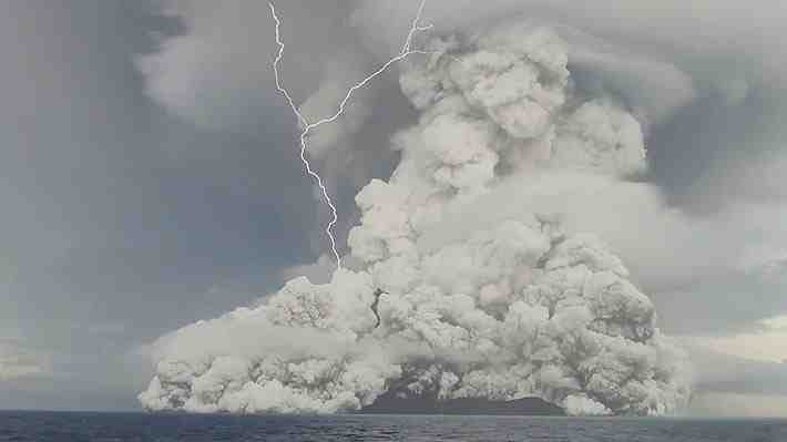 Nueva Zelandia logra comunicarse por teléfono satelital con Tonga tras erupción de volcán submarino
