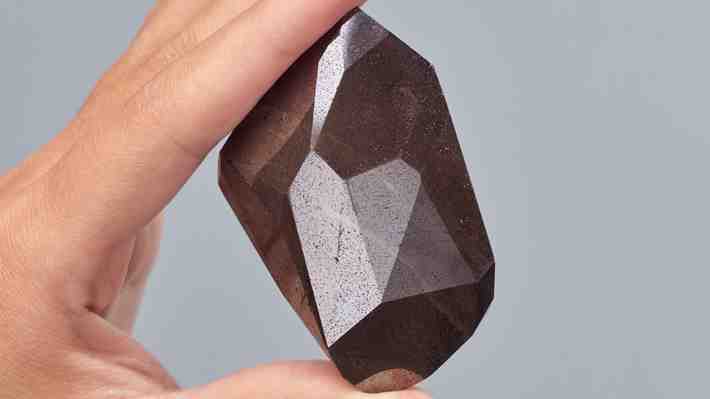 Subastan diamante negro de 555 quilates: Es el más grande de su tipo en ser rematado y podría costar $6 millones de dólares