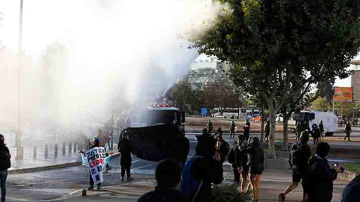Nueva protesta en Plaza Italia obliga al cierre de estaciones del Metro y al desvío del tránsito