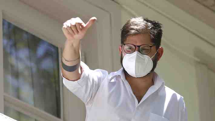 Parlamentarios que impulsaron retiros previsionales califican de "prematura" negativa de Boric a un nuevo 10%