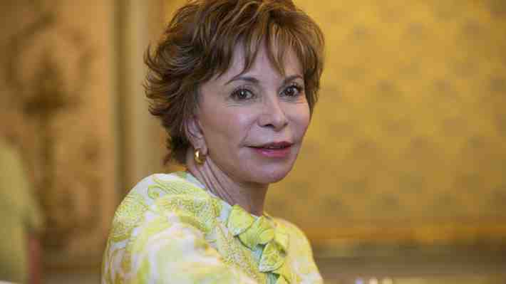 Isabel Allende pide a feministas no sabotear el trabajo de Pablo Neruda: "Una cosa es el hombre fallado y otra es la obra"