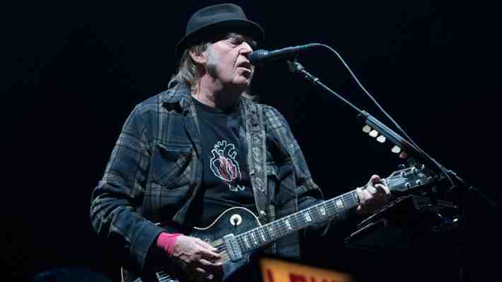 Neil Young amenaza con retirar su música de Spotify si mantienen difusión de polémico podcast contrario a vacunas