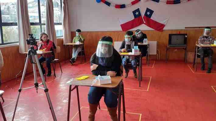 Idea de "repensar" obligatoriedad de clases presenciales inquieta al Mineduc y a expertos