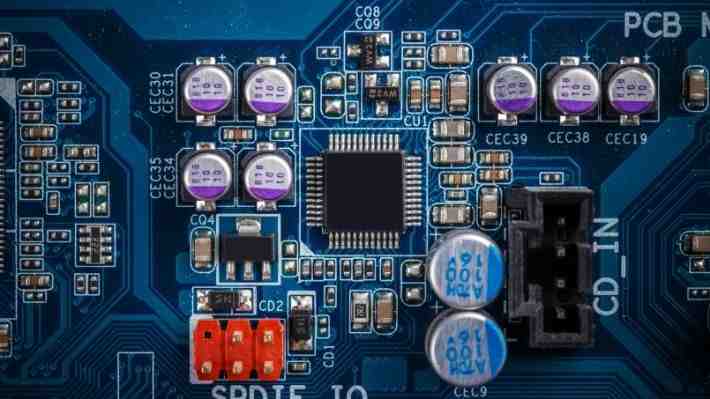 Industria automotriz estadounidense sigue lidiando con la escasez de semiconductores tras abrupta caída