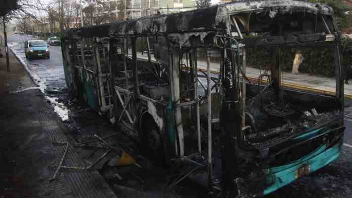 Nueva jornada de manifestaciones en la RM: Sujetos queman un bus de RED en Pudahuel