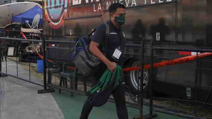 Tensión en Bolivia: Su DT se fue entre proyectiles e insultos y aseguran que renunció tras derrota ante Chile... Revisa el momento