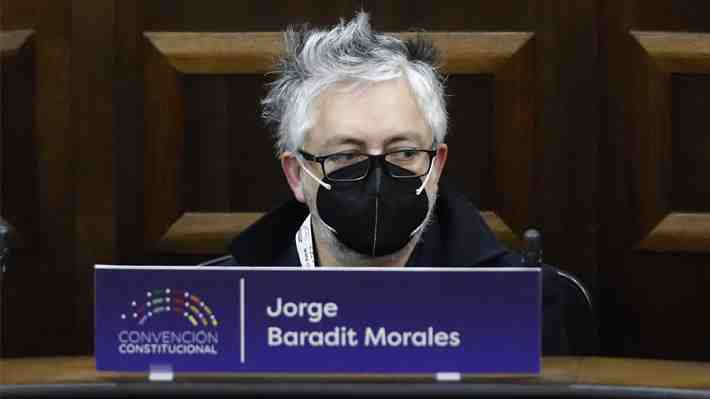 Convencional Jorge Baradit renuncia al Colectivo Socialista por "diferencias políticas y de conducción" con su dirigencia