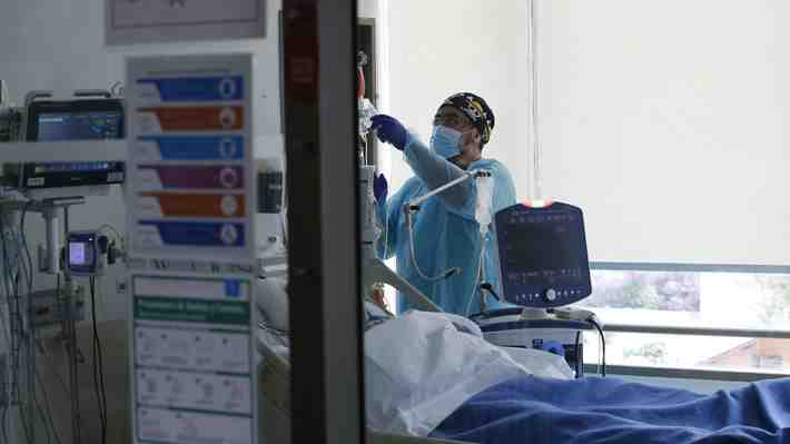Ex ministros de salud y avance de Ómicron: Piden acelerar aumento de camas y no "relativizar" a los contactos estrechos