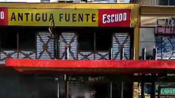 Manifestantes atacaron nuevamente la ex Fuente Alemana en Plaza Italia: Dueño usó una escopeta a balines para defenderse