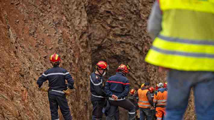 Rescatistas llegaron hasta el niño atrapado en un pozo en Marruecos: Intentan sacarlo en camilla, pero hay riesgo de derrumbe