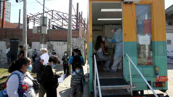 Subsecretaria Valenzuela afirma que "no hay quiebre de stock" de test PCR y recalca que "la prioridad la tienen los sintomáticos"