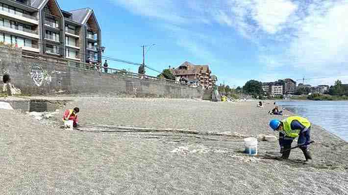 Parte de una playa en Puerto Varas debió ser cerrada por vertimiento de aguas servidas al lago Llanquihue