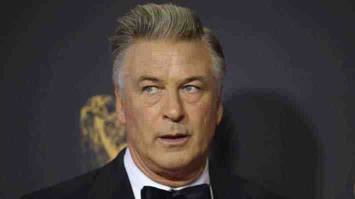 Familia de directora de fotografía que murió en rodaje de "Rust" demanda a Alec Baldwin por homicidio culposo