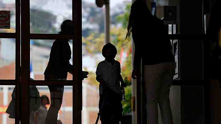 Récord de contagios vs. alta vacunación en escolares: El debate por el protocolo del Mineduc que elimina los aforos en colegios
