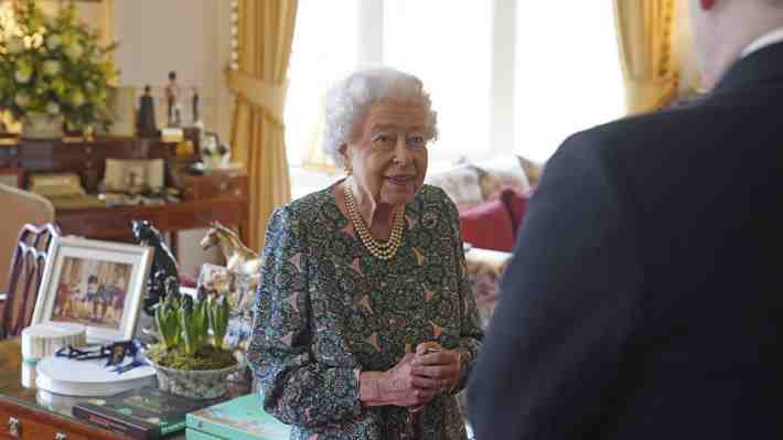 Isabel II retoma sus actividades presenciales tras contagio del príncipe Carlos y reconoce dificultades para movilizarse