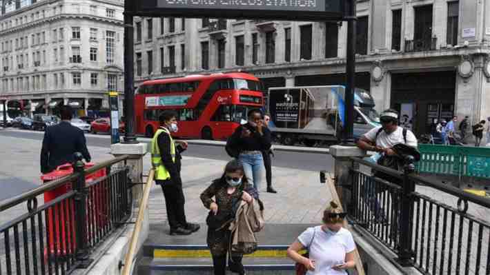 Los contagiados ya no estarán obligados a aislarse: Inglaterra eliminará todas las restricciones contra el covid-19