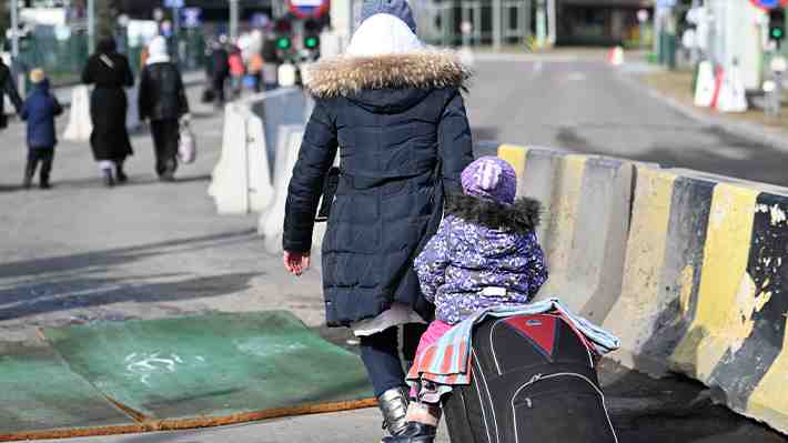 Cancillerías de Chile y otros 9 países latinoamericanos trabajan en un plan de evacuación de sus compatriotas desde Ucrania