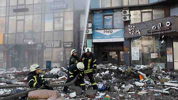 Rusia ordena iniciar una ofensiva contra Ucrania "en todas las direcciones" tras acusar a Kiev de negarse al diálogo