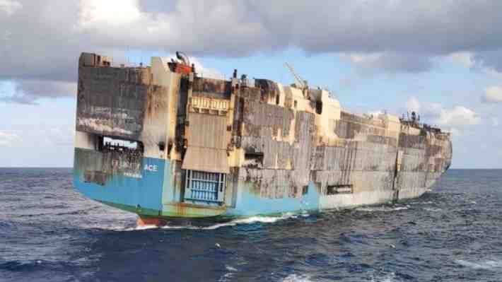Barco que transportaba autos de lujo se hundió y las pérdidas ascienden a $400 millones de dólares