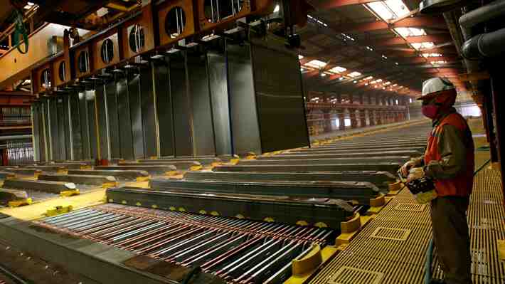 Cobre cae levemente este viernes pero cierra con potente escalada semanal de 5,5% ante efecto de invasión rusa