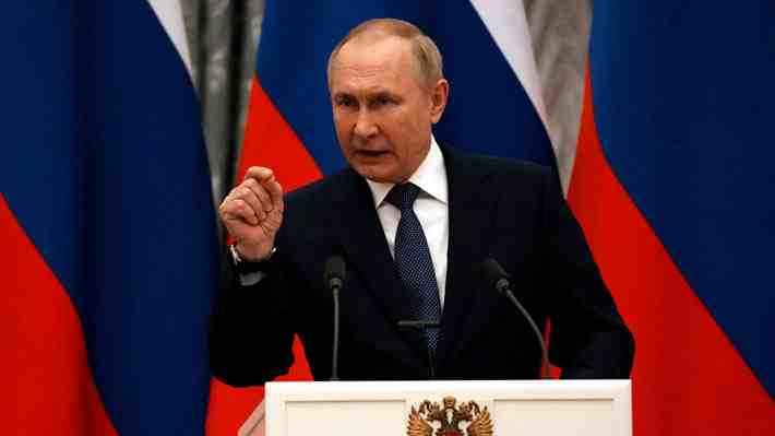 Putin dice a Macron que obtendrá sus objetivos en Ucrania "por la negociación o por la guerra"
