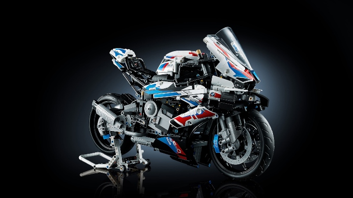 LEGO presenta en Chile la réplica a escala de la moto BMW M 1000 RR |  