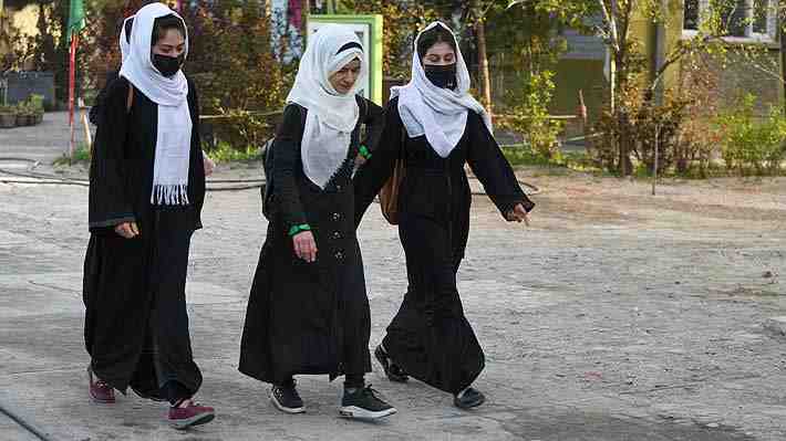 Talibanes cierran colegios poco después de que las adolescentes afganas regresaran a clases
