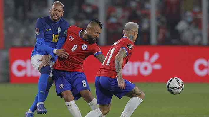 Cómo formarían, a qué hora se juega y qué canales transmiten hoy a la "Roja" ante Brasil