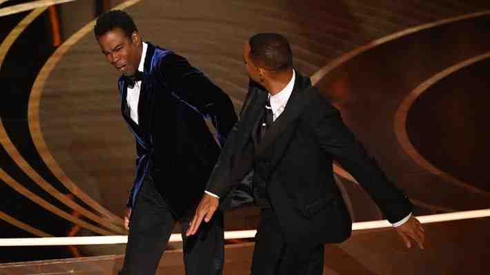 El incómodo momento que se vivió en los Premios Oscar: Will Smith golpea a Chris Rock en plena ceremonia