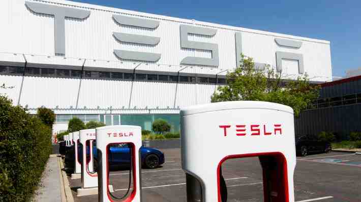 Tesla paraliza producción de su fábrica en China por culpa del covid-19