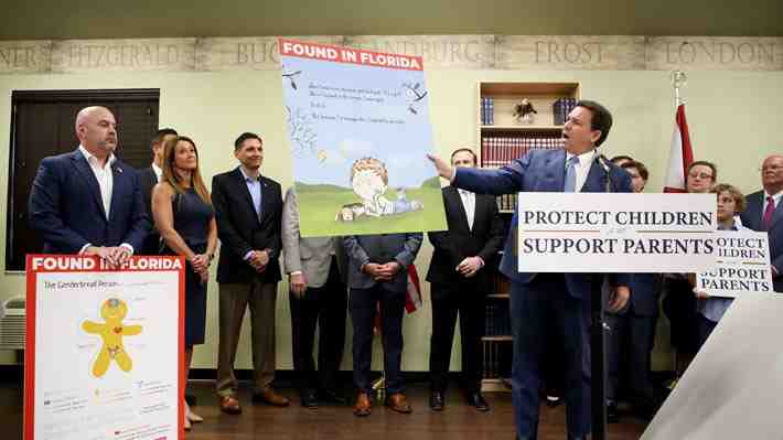 "No digas gay": Gobernador de Florida promulga ley que prohíbe la educación sexual temprana en las escuelas