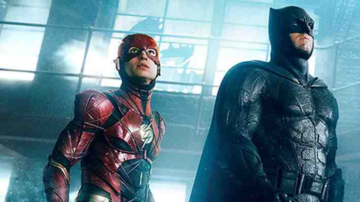 Gritó obscenidades y le quitó el micrófono a una mujer: Actor que encarna a "Flash" fue arrestado tras incidente en bar de Hawai
