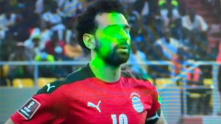 Escándalo... Hinchas de Senegal "atacan" con láseres a jugadores de Egipto  durante todo el duelo: Mira las imágenes | Emol.com