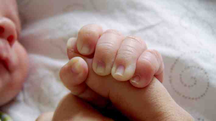 Desde chequeos hasta depresión: OMS publica primera lista con 60 recomendaciones para madres que acaban de tener un hijo