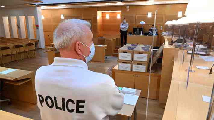 Juicio contra Zepeda en Francia: Muestran pruebas de que chileno habría suplantado a víctima en redes sociales
