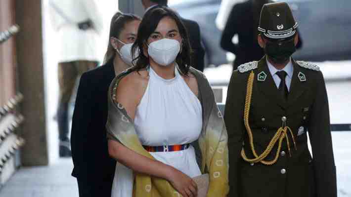 Los tres gestos de la ministra Siches a Carabineros que suman presión a la convivencia dentro de Apruebo Dignidad