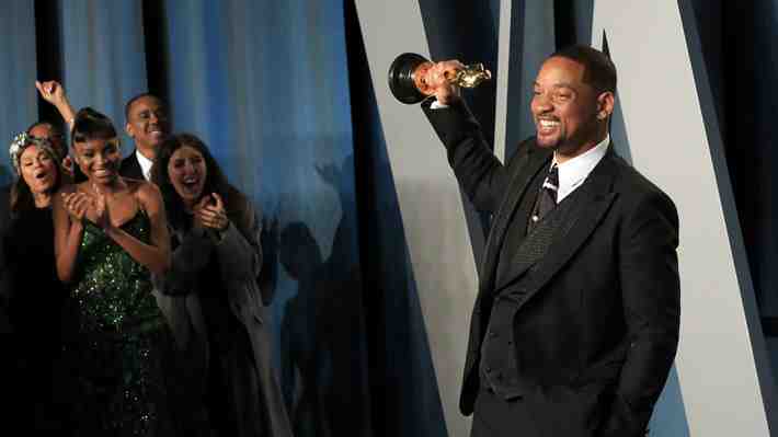 Academia de Hollywood revela que le pidió a Will Smith retirarse de la ceremonia tras golpear a Chris Rock, pero éste se negó